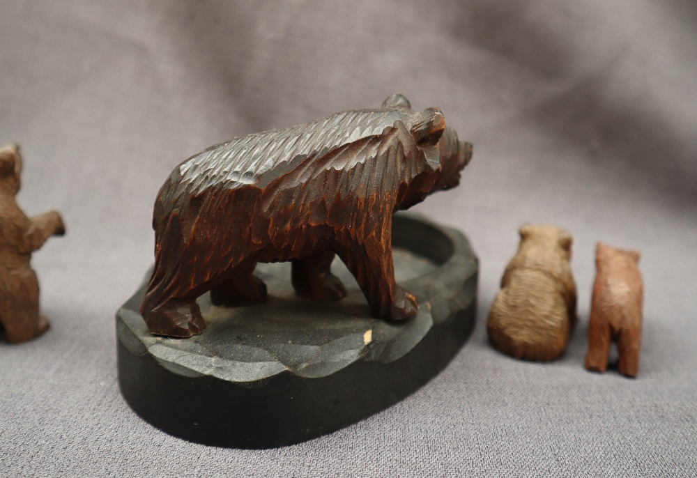 A Black Forest bear pin tray together with four assorted carved bears - Bild 7 aus 8