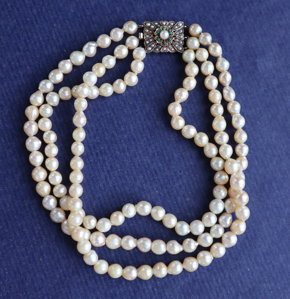 A three strand pearl necklace / choker, - Bild 2 aus 6