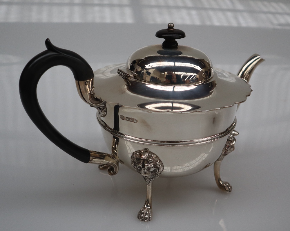 A George V silver four piece teaset, Sheffield, 1926 and 1923, - Bild 2 aus 9