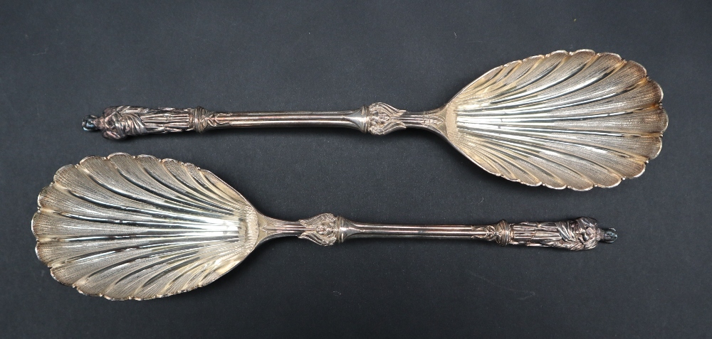 A late Victorian silver spoon and fork set, with scrolling leaf decoration, Sheffield, 1895, - Bild 2 aus 7