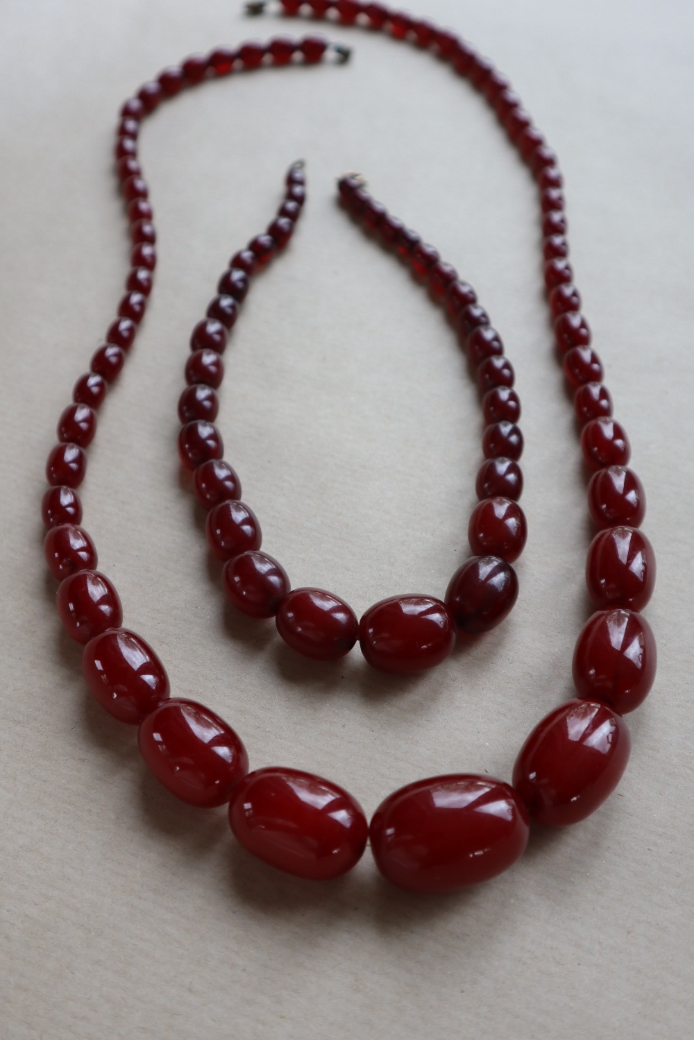 Two Cherry Amber / bakelite bead necklaces, ranging in size from 30mm to 10mm, 79cm long, - Bild 2 aus 12