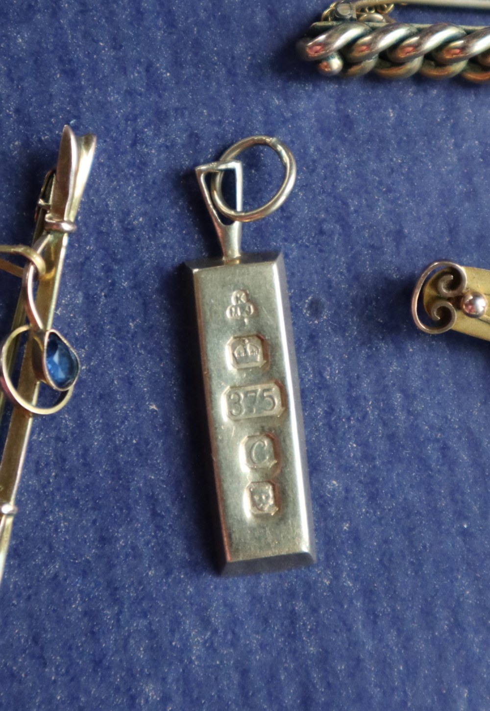 A 9ct gold pendant, together with a 9ct gold rope twist bar brooch, - Bild 5 aus 7