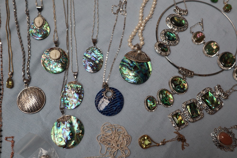 Shell mounted pendants together with bracelets, - Bild 5 aus 6