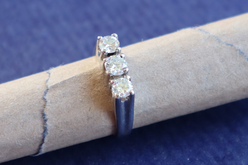 A three stone diamond ring, - Bild 2 aus 5