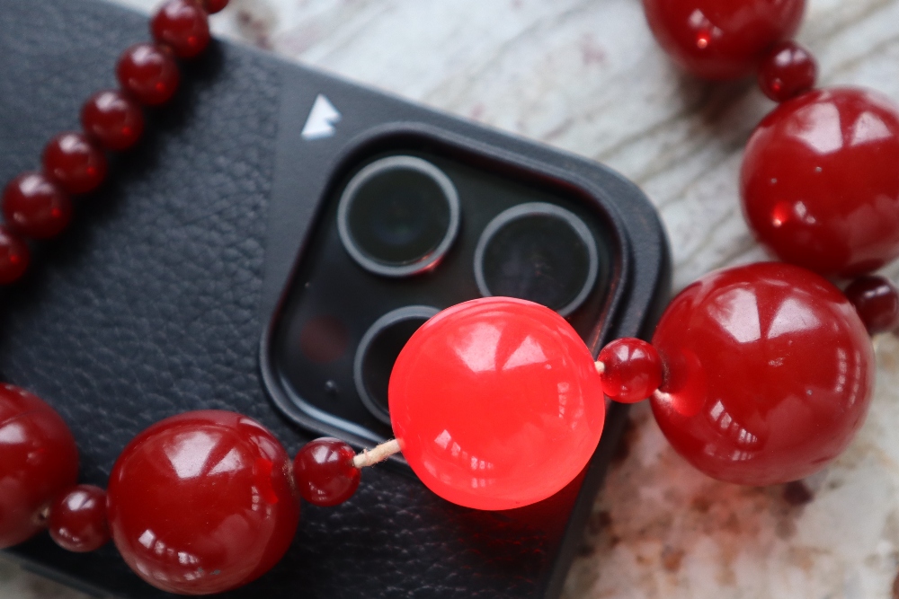 A string of cherry amber / bakelite beads, - Bild 6 aus 9