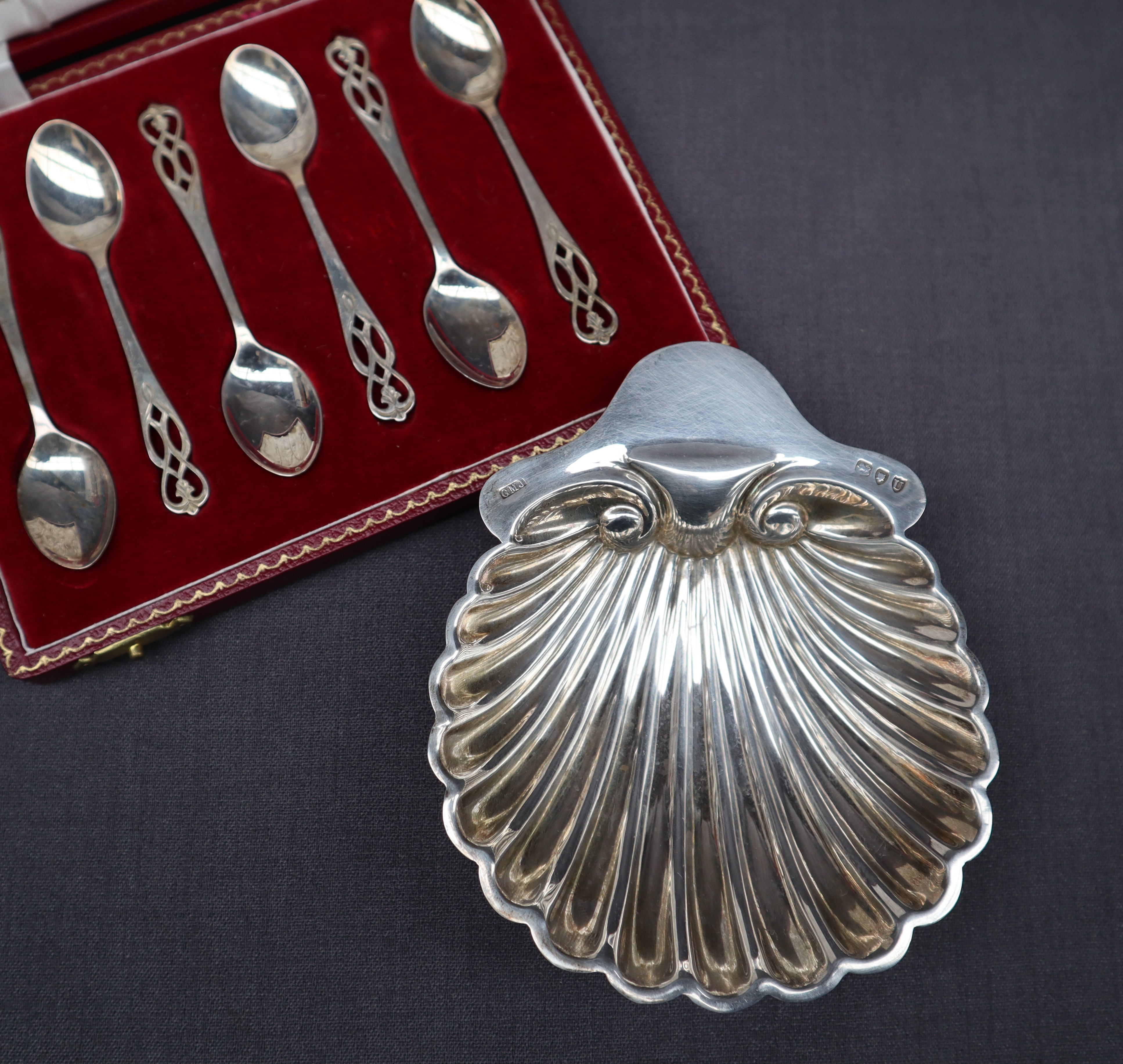 A Late Victorian silver shell shaped bon bon dish, on three ball feet, London, 1895, - Bild 2 aus 4