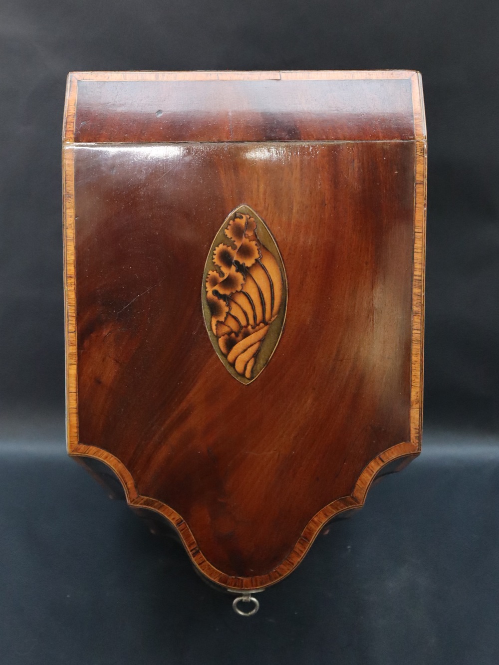 A George III mahogany serpentine fronted knife box with a shell inlaid crossbanded top, - Bild 2 aus 8