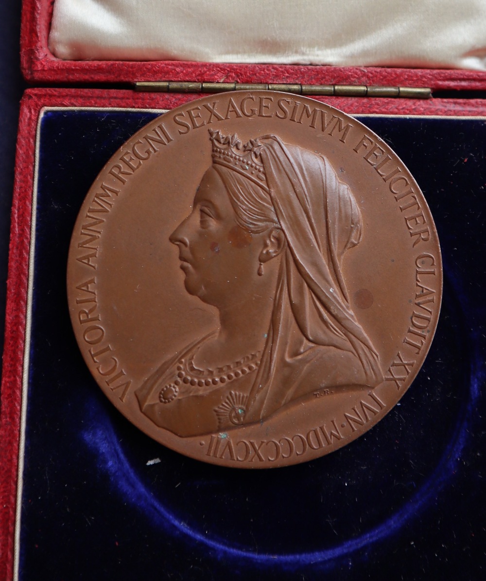 A Victorian diamond jubilee copper medallion depicting profiles of Queen Victoria at 1837 to one - Bild 4 aus 5