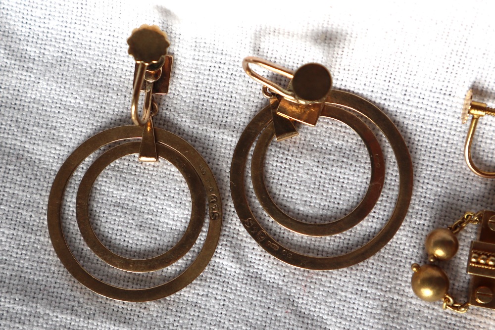 A pair of 9ct gold double hoop drop earrings together with a pair of 9ct gold earrings of square - Image 5 of 5