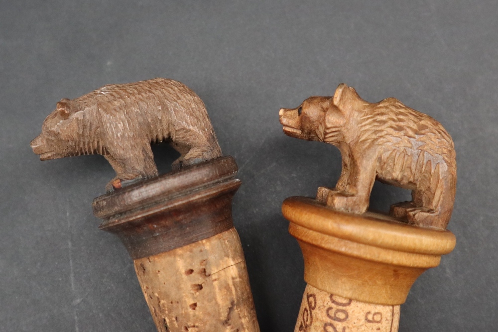 A Black Forest carved Bear lever nut cracker together with two carved bear topped bottle stops, - Bild 3 aus 9