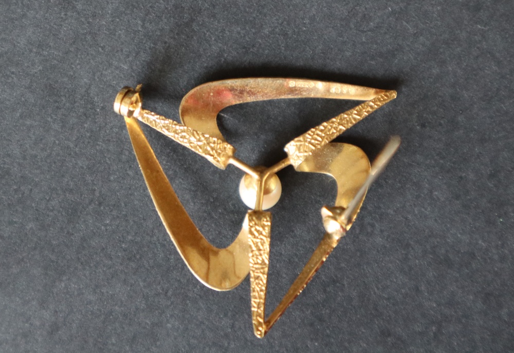 A 9ct textured yellow gold star shaped brooch, set with a central pearl, 3. - Bild 3 aus 4