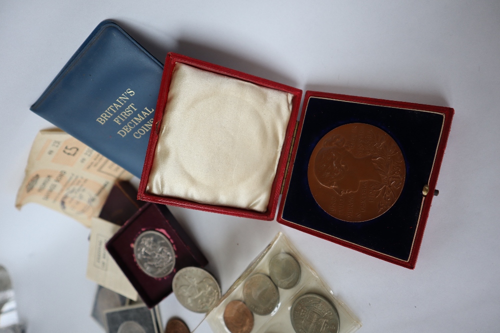 A Victorian diamond jubilee copper medallion depicting profiles of Queen Victoria at 1837 to one - Bild 2 aus 5