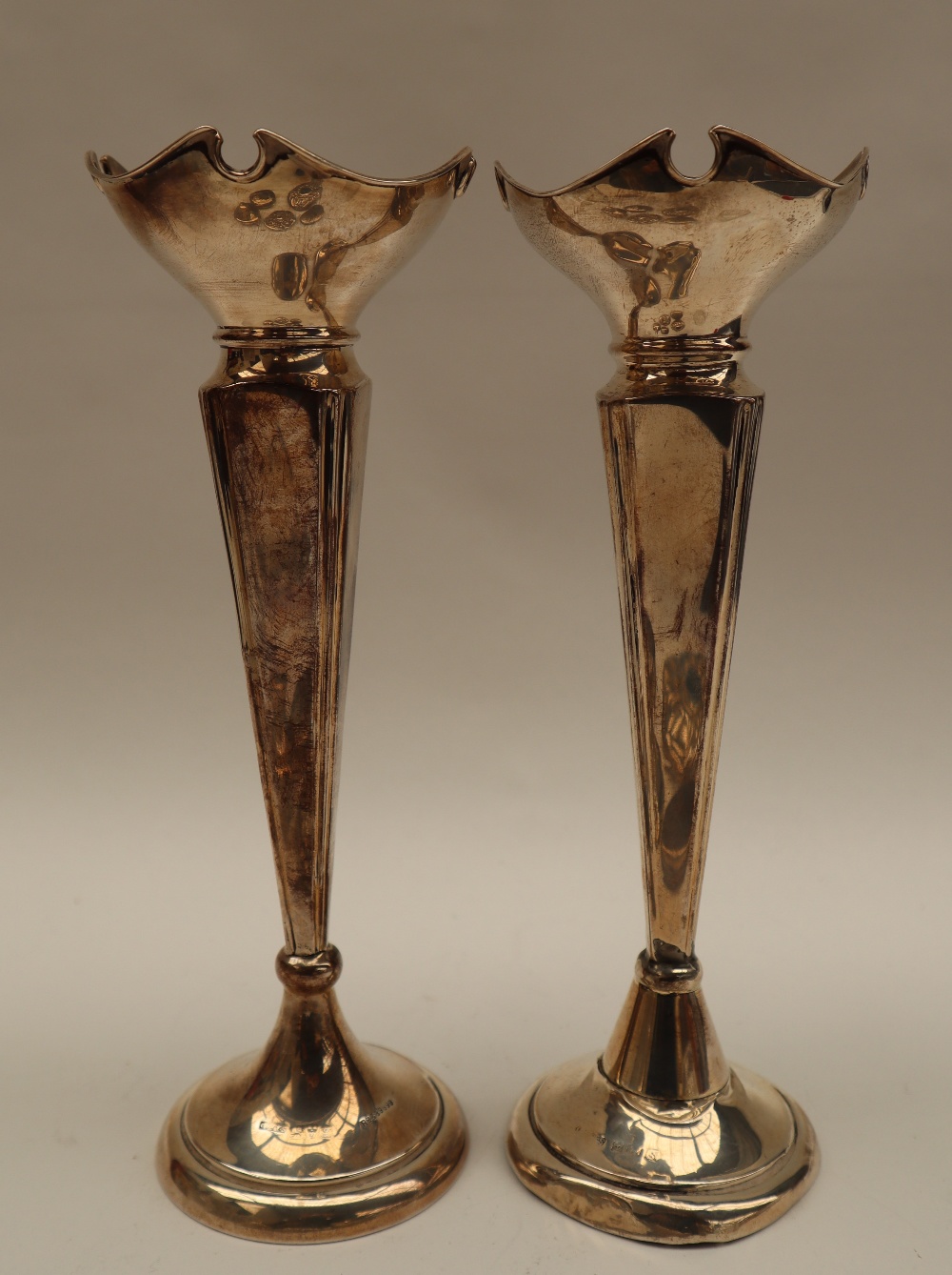 A pair of George V silver bud vases, Chester, 1911, - Bild 4 aus 4