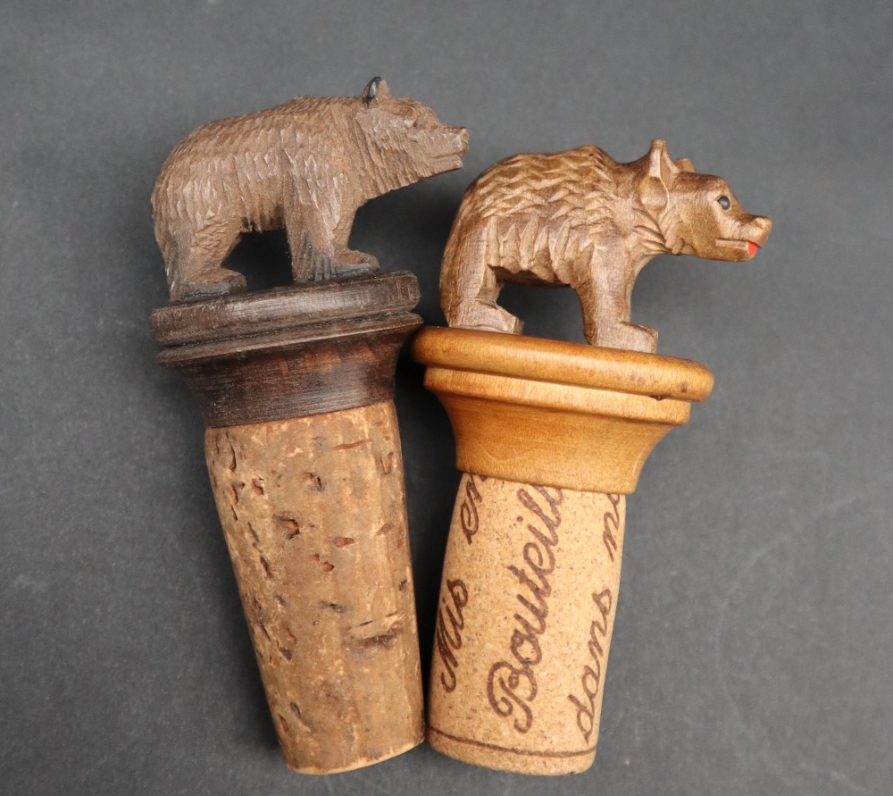 A Black Forest carved Bear lever nut cracker together with two carved bear topped bottle stops, - Bild 2 aus 9