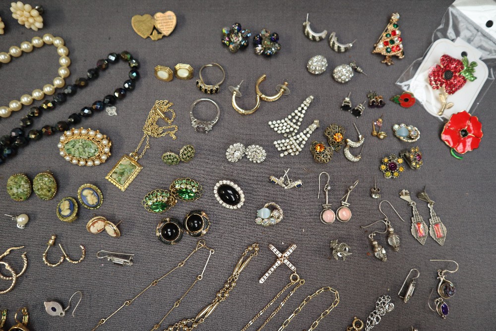 Assorted costume jewellery including faux pearls, Rotary wristwatch, other wristwatches, earrings, - Bild 8 aus 9