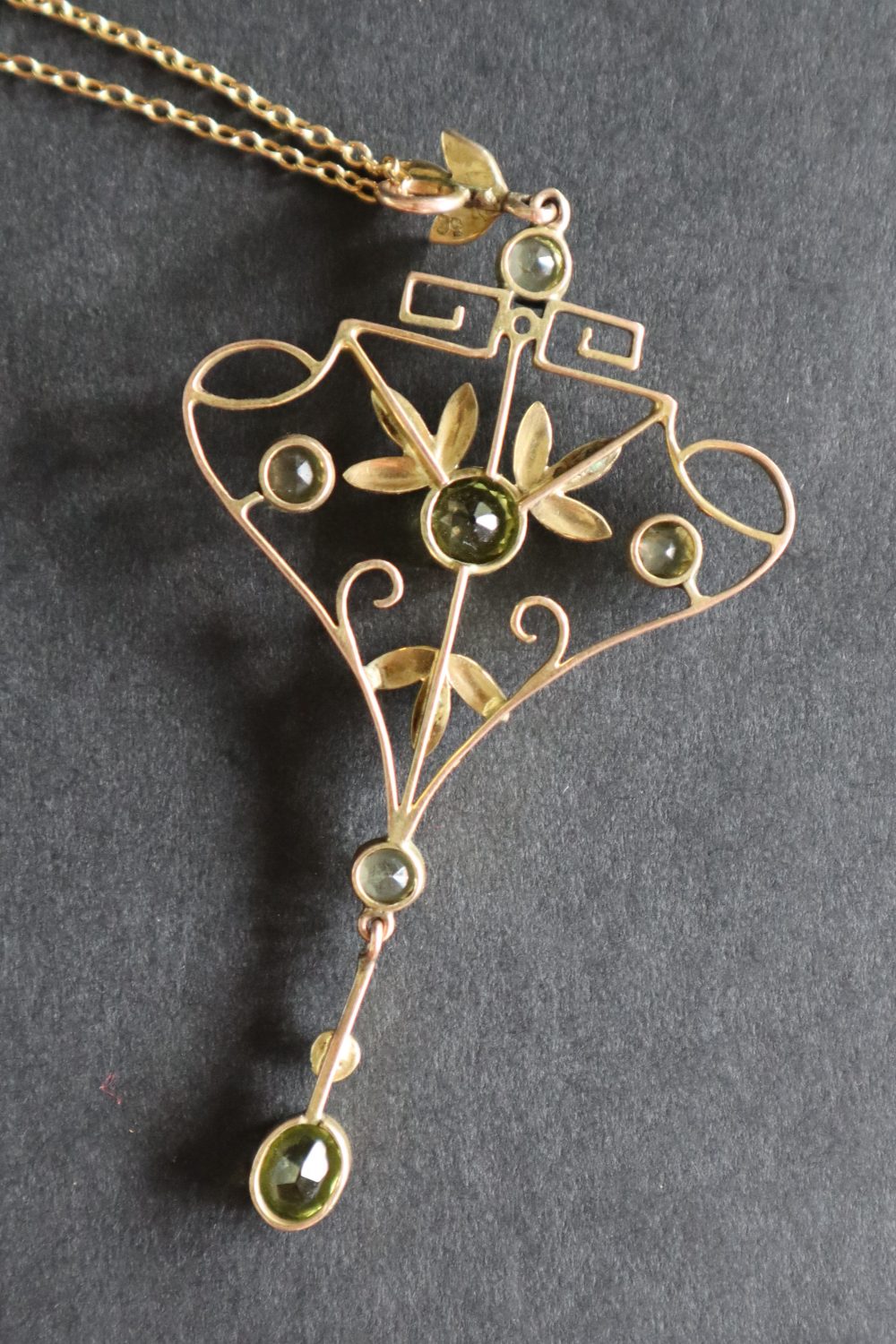 A yellow metal peridot and seed pearl pendant of heart and leaf shape on a yellow metal chain - Bild 4 aus 5