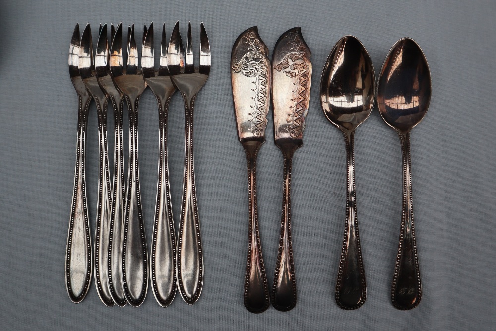 A continental white metal bead decorated part flatware service comprising nine table spoons, - Bild 4 aus 5