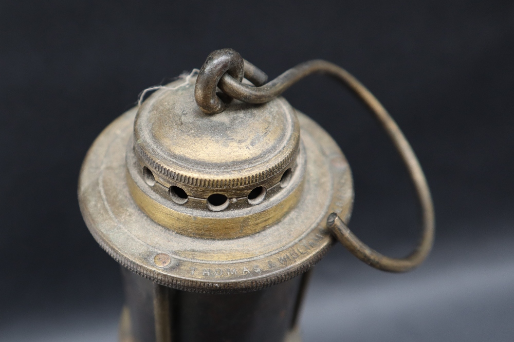 A Thomas and Williams of Aberdare Fireman's safety lamp with a domed top and pierced metal cylinder, - Bild 3 aus 6