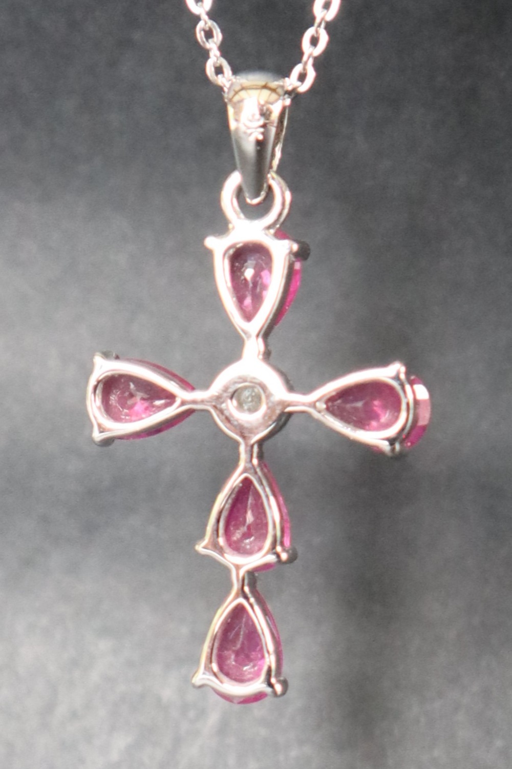 A 9ct white gold pear-shaped ruby and diamond cross on a silver chain - Bild 4 aus 6