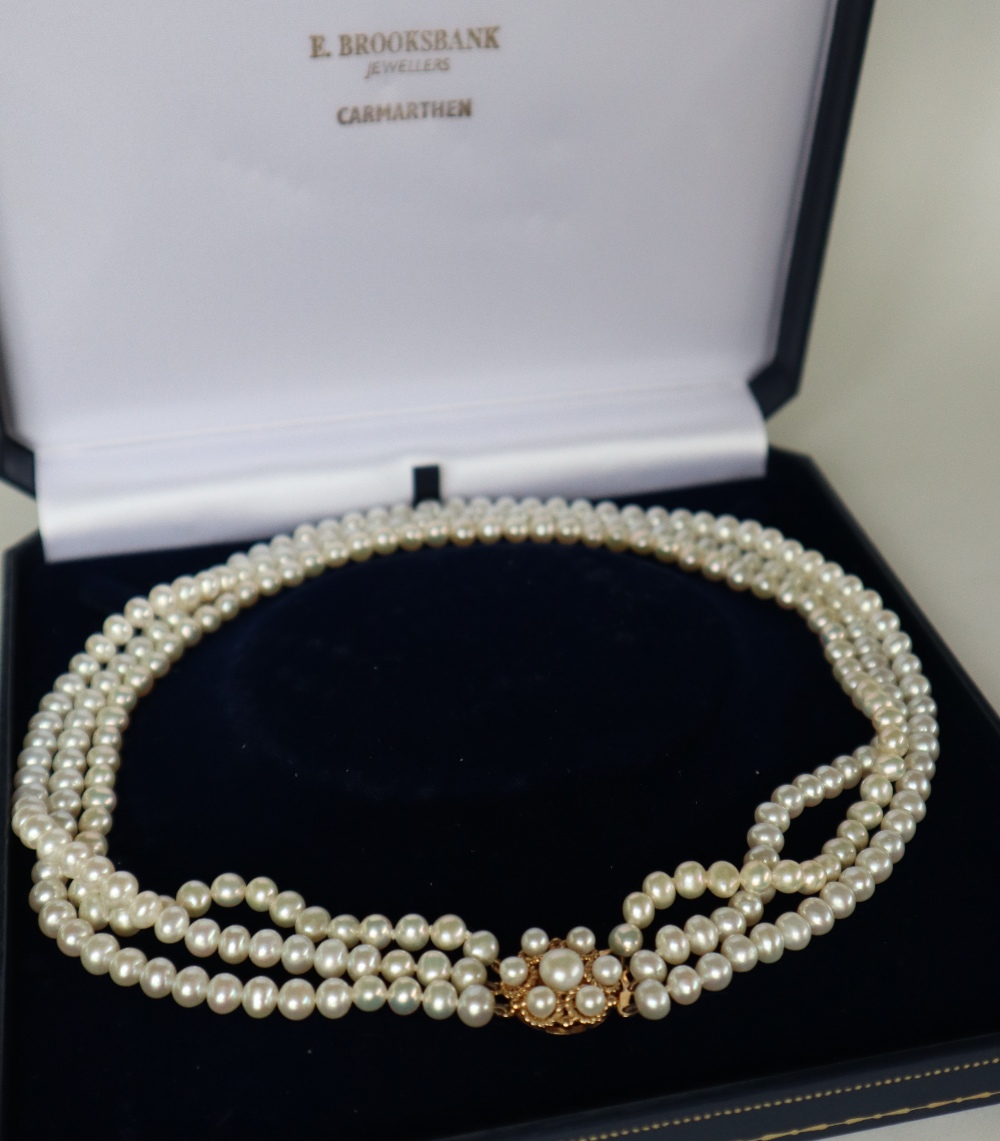 A pearl three strand necklace together with a pair of pearl earrings, marcasite jewellery, - Bild 6 aus 6