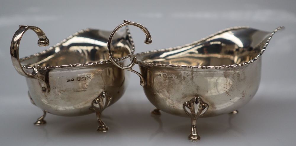 A pair of George V silver sauce boats with a reel rim on pad feet, Birmingham, 1911, - Bild 3 aus 3