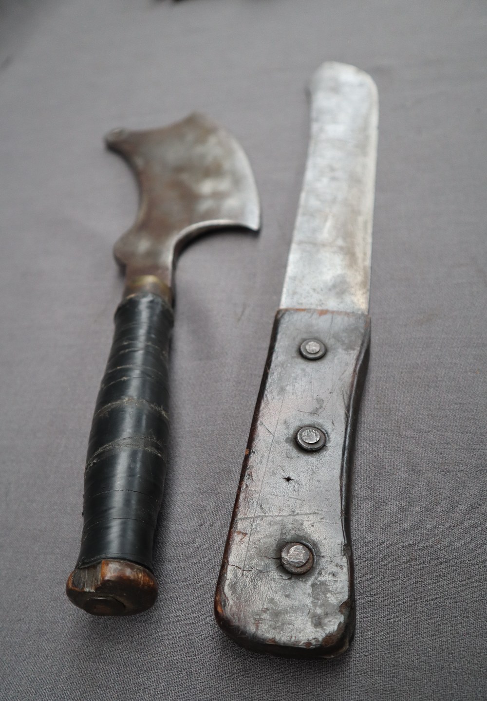 A curved Kukri dagger with a turned wooden metal mounted grip, - Image 3 of 9