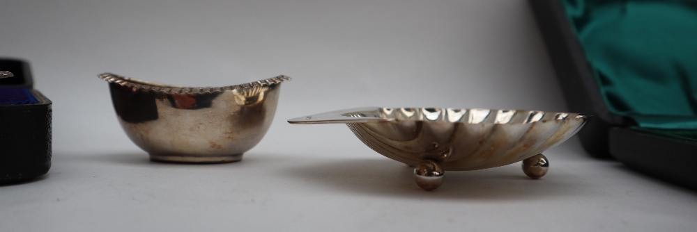 A pair of Edward VII silver shell shaped butter dishes, Birmingham, 1906, - Bild 4 aus 5