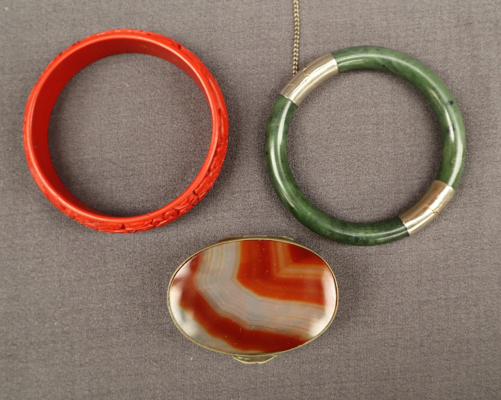 A hardstone box, together with a lattice ring, a jade bangle, another bangle, other wristwatches, - Image 2 of 12