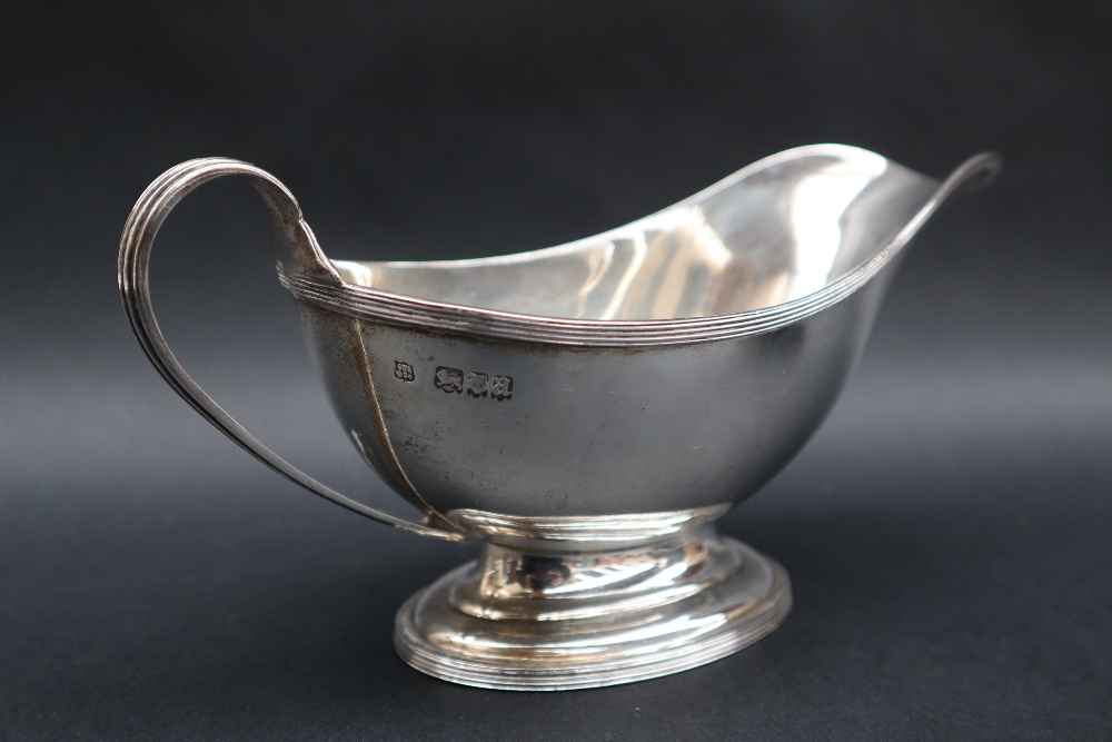 A George V silver sauce boat with a line decorated rim and foot, London, 1916, - Image 5 of 9