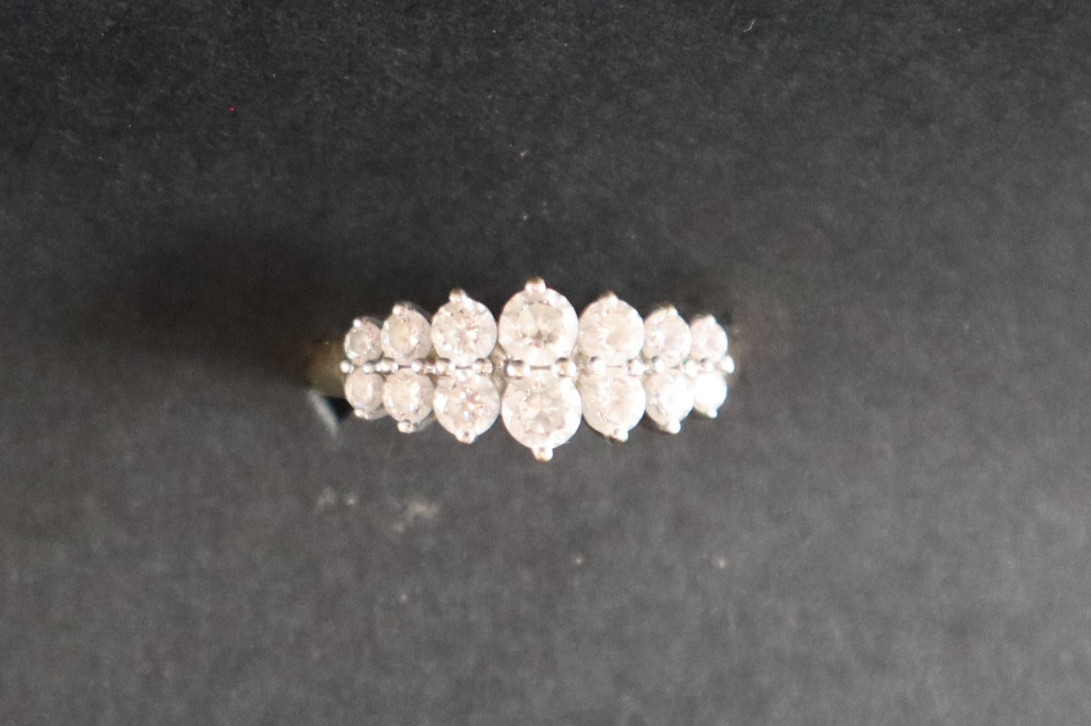 A three stone diamond ring set with round old cut diamonds to a white metal setting and 18ct gold - Bild 3 aus 7