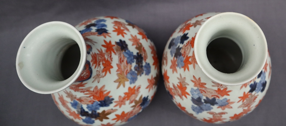 A pair of Japanese Imari pattern vases with a flared neck and tapering body, - Image 5 of 6