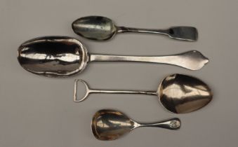 A William III silver trefid spoon, with a rat tail to the reverse of the bowl, London, 1699,