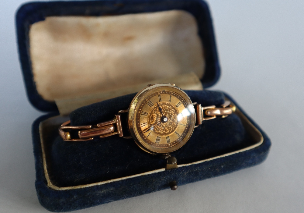 A yellow metal wristwatch, - Bild 2 aus 4