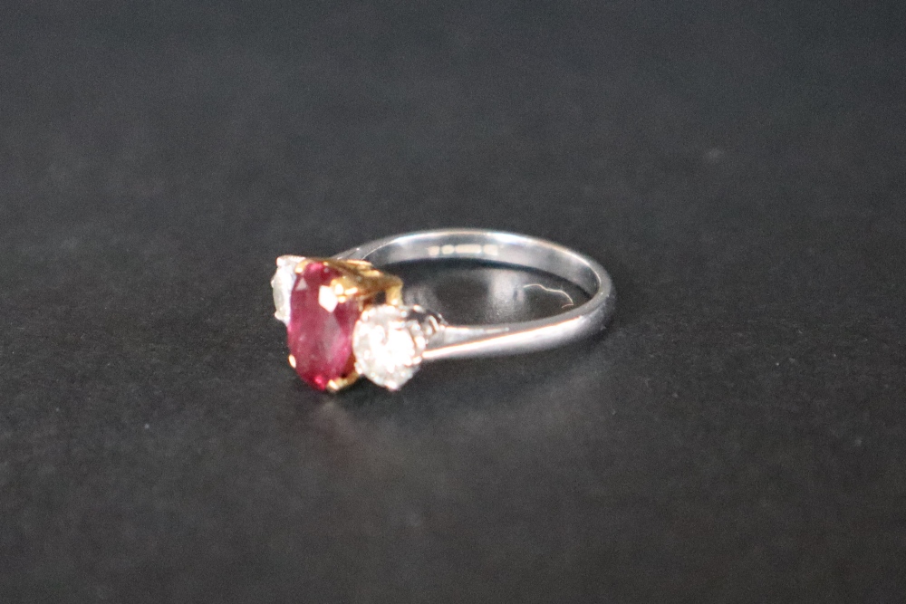 A ruby and diamond ring set with a central oval faceted ruby, approximately 9mm x 6mm, - Bild 12 aus 12
