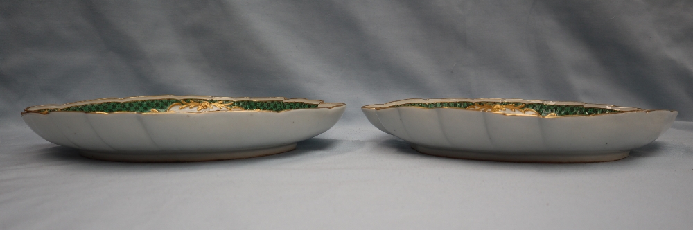 A pair of Meissen oval leaf shaped dishes painted with vignettes of a song bird, - Image 4 of 6