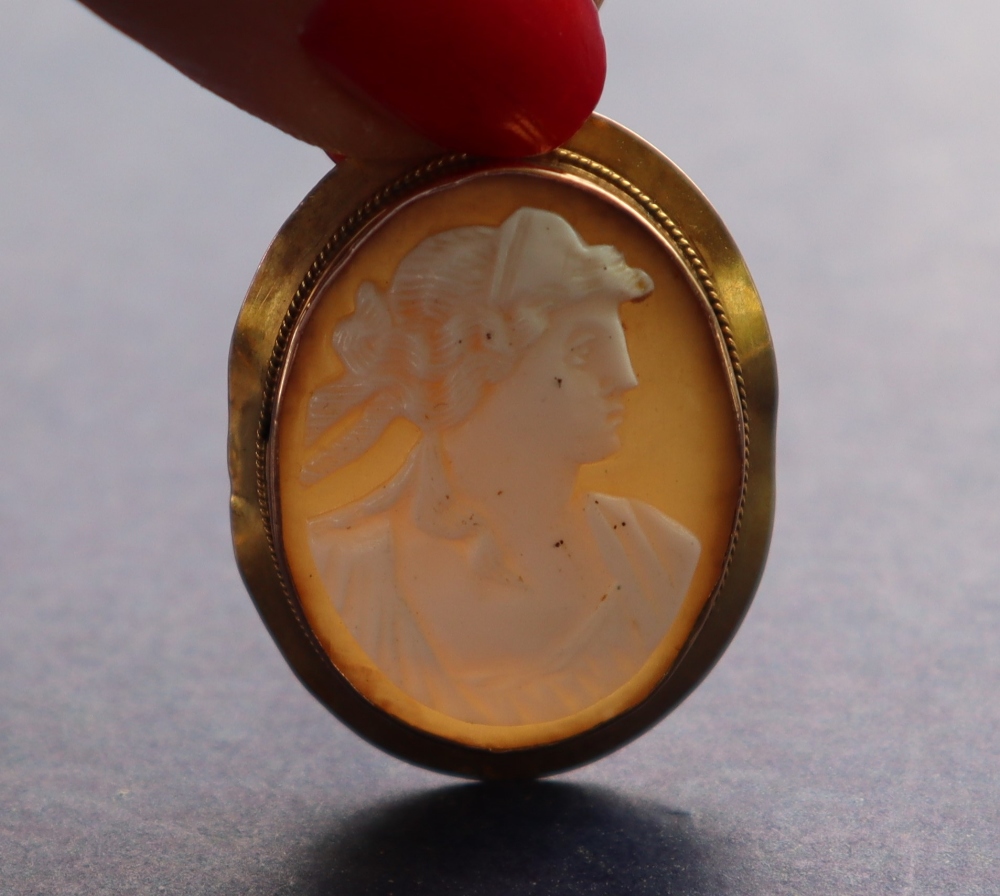 A 9ct yellow gold signet ring with a rectangular shield, - Bild 6 aus 7