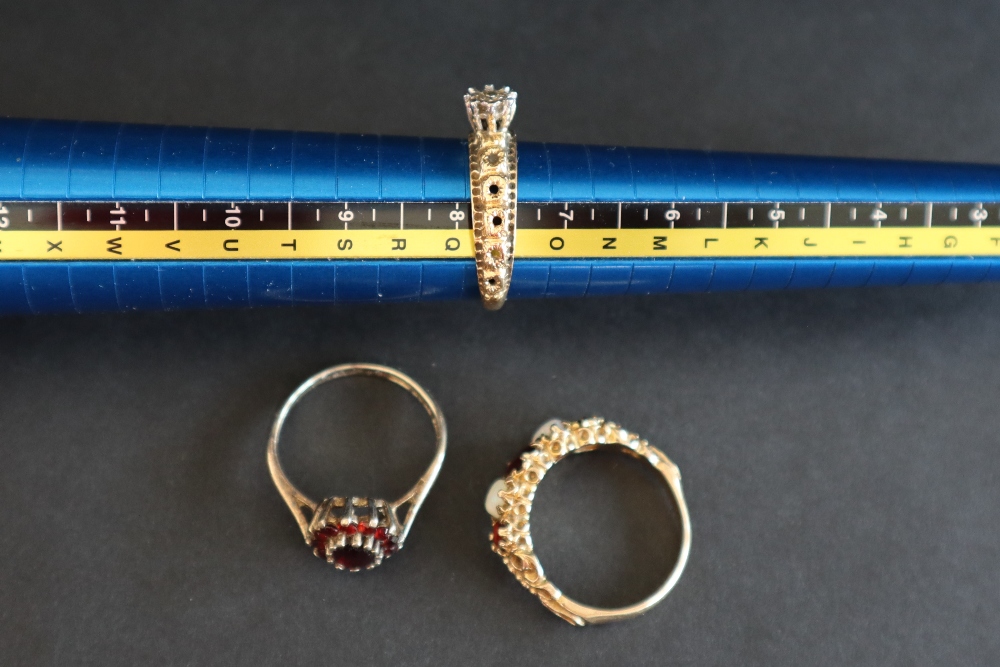 A 9ct gold dress ring set with a line of three garnets and two opals, size P 1/2, - Bild 6 aus 8