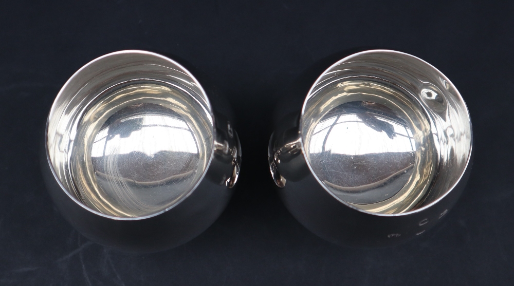 A pair of Elizabeth II silver brandy balloons, Sheffield, 1975, Pinder Brothers, - Bild 6 aus 7