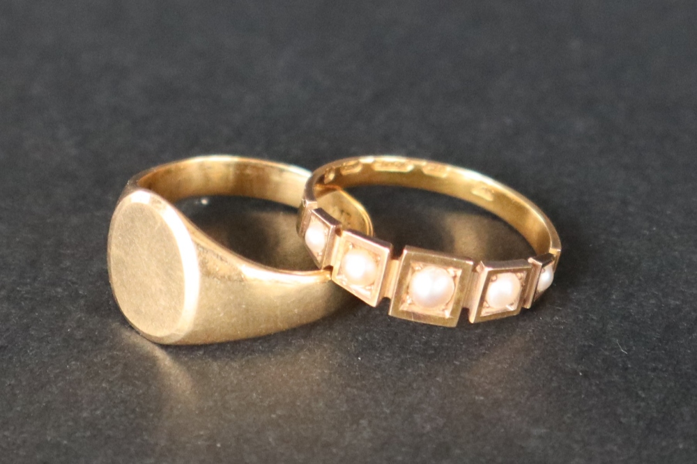 An 18ct gold signet ring with a vacant oval panel, size L, approximately 5. - Image 2 of 5