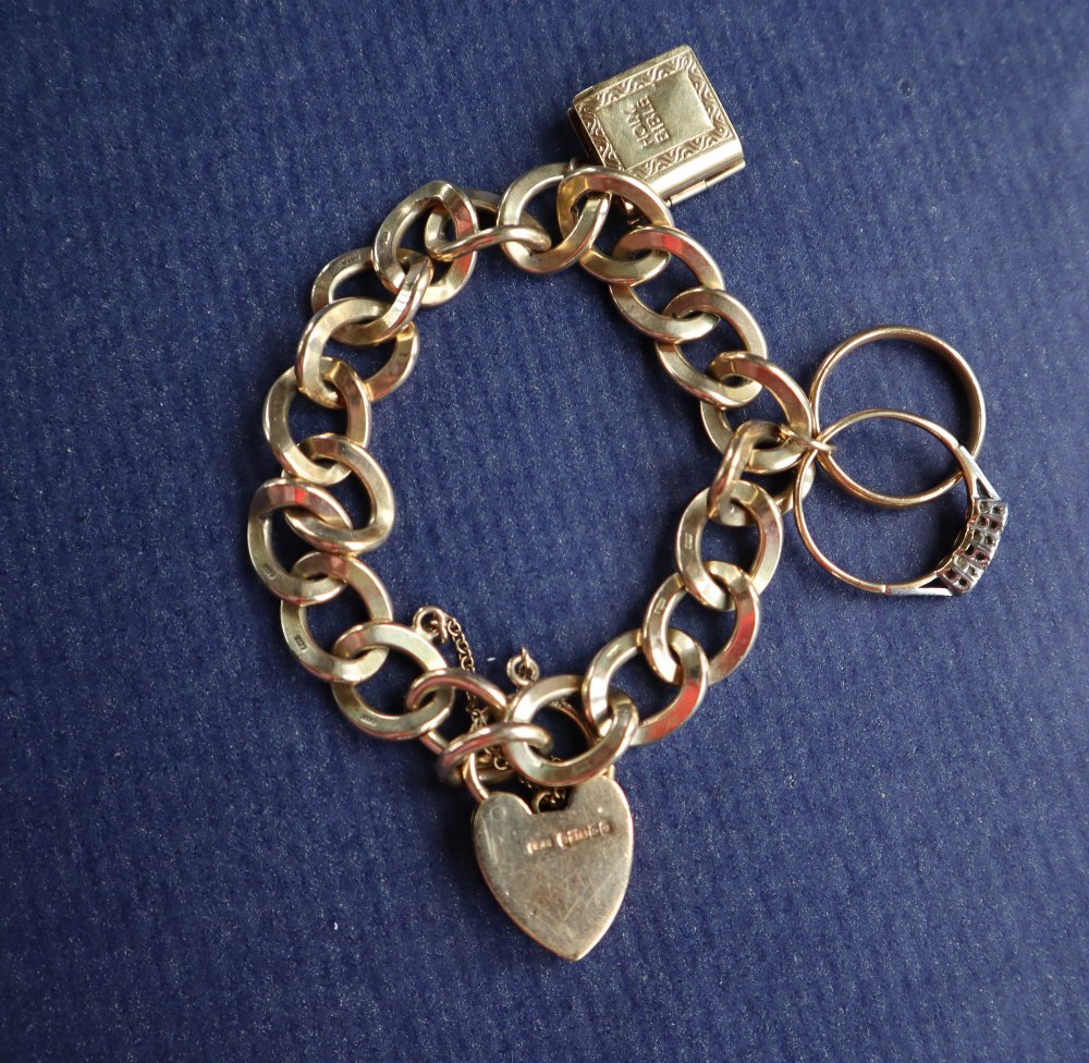 A 9ct yellow gold bracelet with twisted oval links, to a heart shaped padlock clasp,