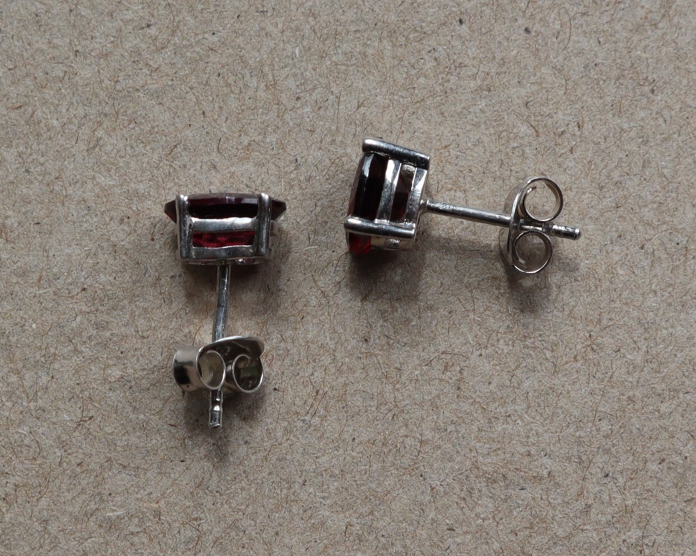 A pair of rhodolite garnet earrings to a silver setting and post - Bild 3 aus 4