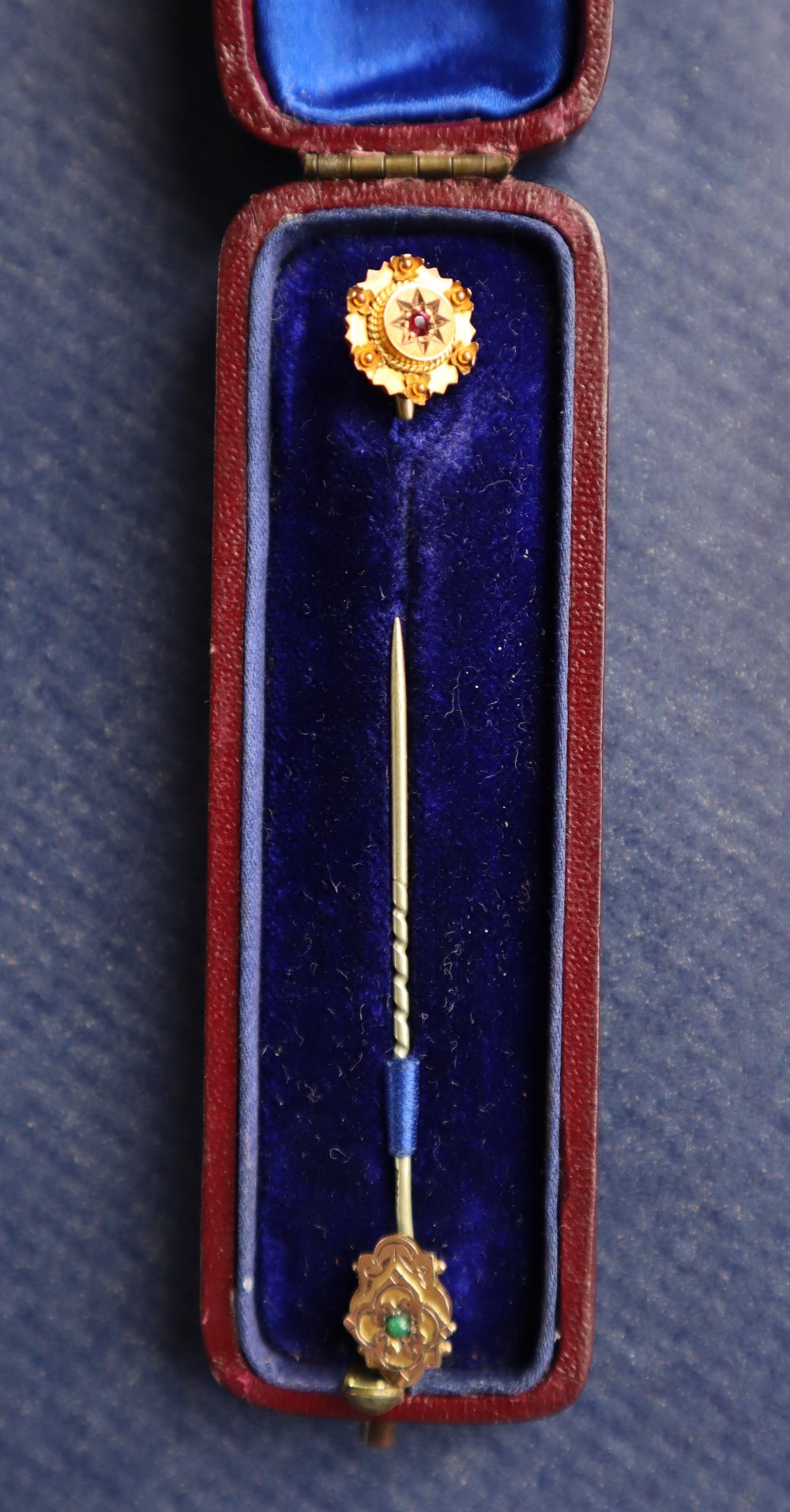 A 15ct yellow gold stick pin together with a 9ct gold stick pin and assorted costume jewellery - Image 4 of 4