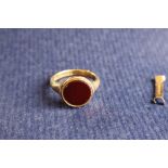 A gentleman's 18ct yellow gold signet ring with a circular hardstone panel, size P, approximately 7.