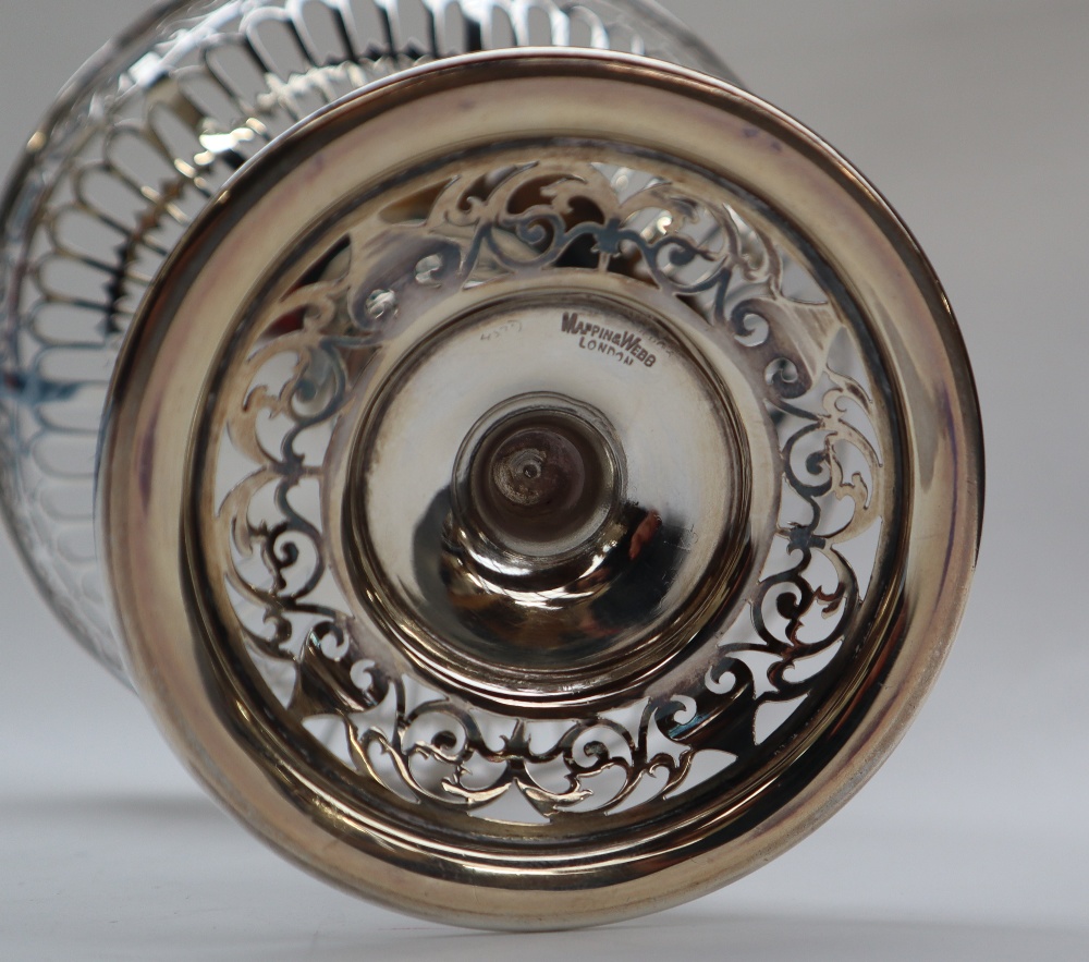 A George V silver pedestal bowl with a pierced pointed circular bowl on a ring turned column and - Bild 6 aus 6