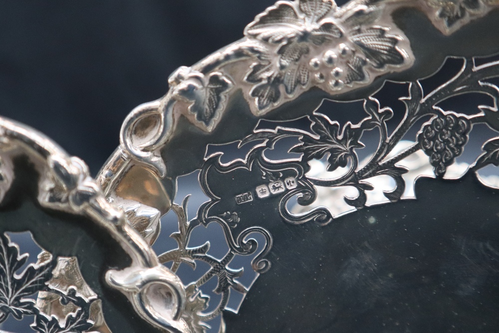A pair of George V silver comports with a pierced top and grapes and leaves decoration, Sheffield, - Bild 5 aus 7