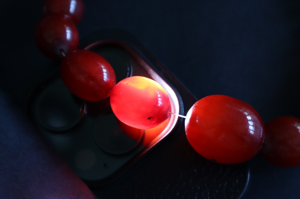 A Cherry Amber / Bakelite bead necklace, with barrel shaped beads ranging in size from 27mm to 15mm, - Bild 8 aus 8