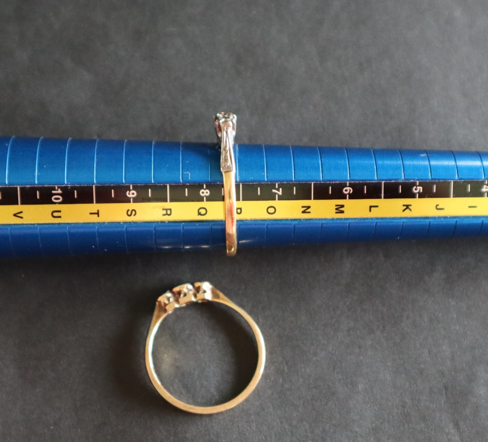 An 18ct gold three stone diamond ring, size P, - Bild 4 aus 5
