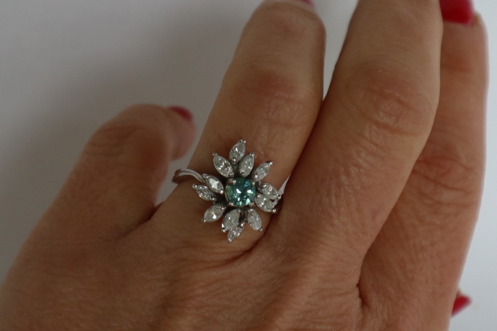 A diamond cluster ring set with a central green round brilliant cut diamond surround by Marquise - Bild 2 aus 7