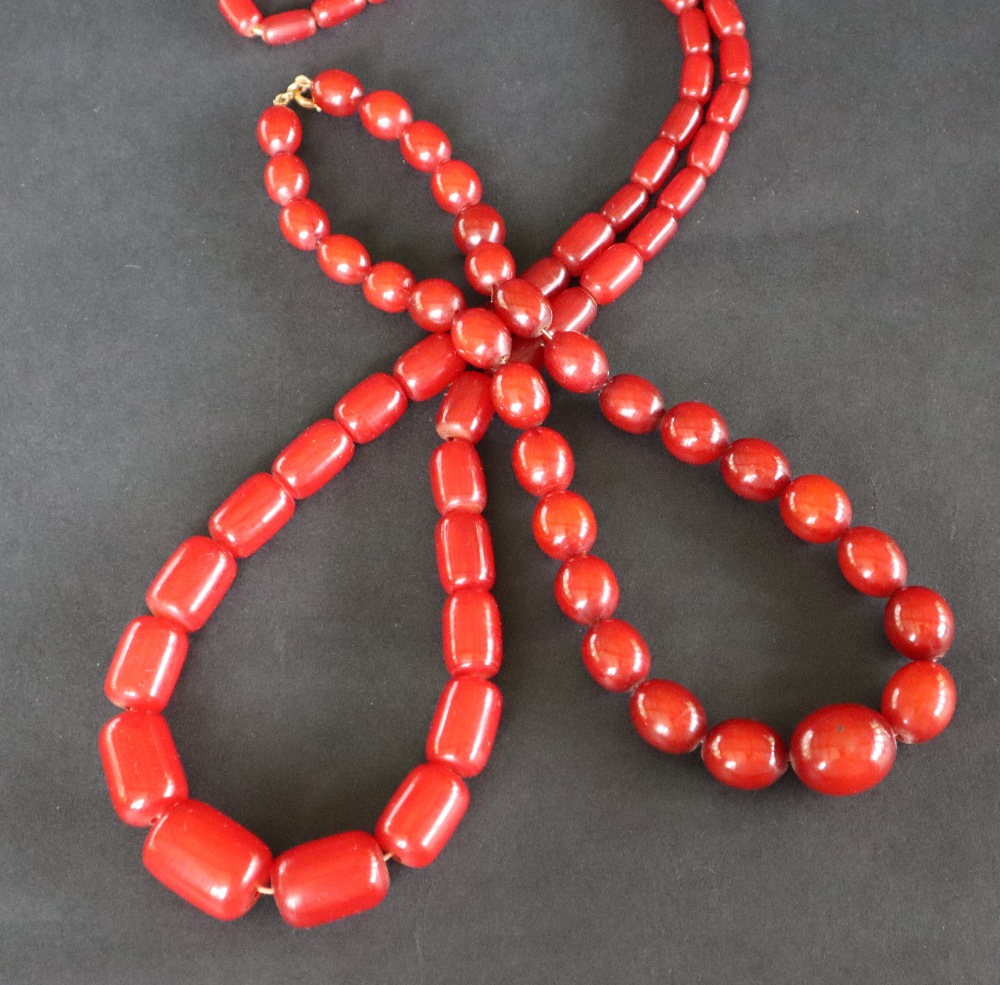 A Cherry Amber / Bakelite bead necklace, with barrel shaped beads ranging in size from 27mm to 15mm, - Bild 2 aus 8