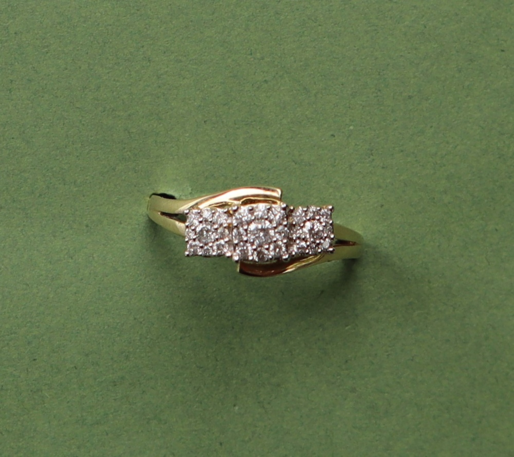 A triple cluster diamond ring set with round cut diamonds to a 9ct yellow gold setting and shank, - Bild 2 aus 6